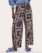 SCOTCH & SODA- PRINTED WIDE LEG TROUSERS